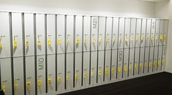 手荷物をロッカーに預けて施錠